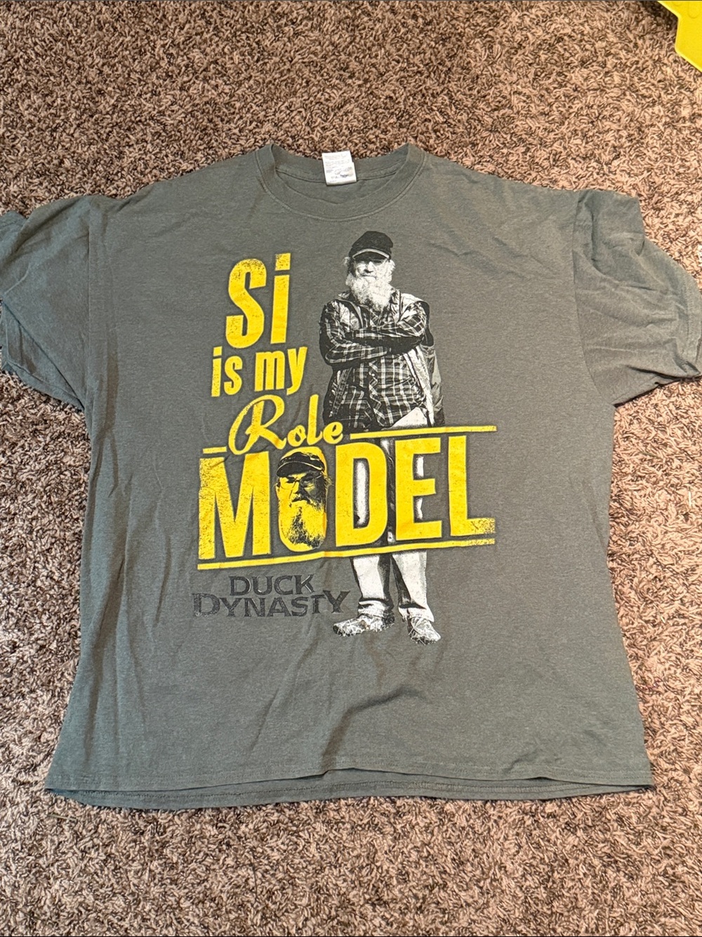 Duck Dynasty "Si is My Role Model" Graphic Tee - Olive with Yellow Print